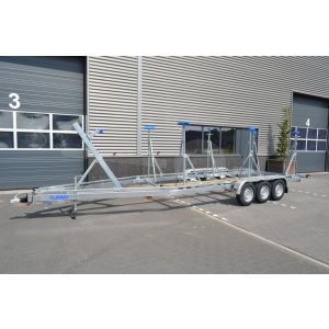 Zeilboottrailer Vlemmix, 780x220cm (lxb), bruto 3500kg (netto 2840kg), tridem (3 assen van 1350kg) geremd.