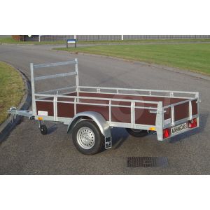 Twins Trailers aanhangwagen TA09H-E11, Lxb 307x157cm. Bruto 750kg bruto (520kg netto). Laadvloerhoogte circa 54cm. Bruin betonplex borden met railing en voorrek. Banden 13". Enkelas ongeremd
