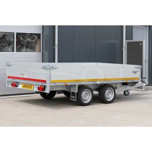 Achteraanzicht van een Eduard plateauwagen met 40cm borden, afmeting 330x180cm, laadvloerhoogte 63cm, bruto laadvermogen 3000kg.