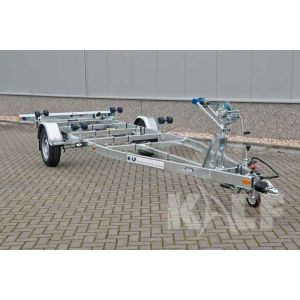 Enkelasser sloeptrailer Kalf Basic 1300-57 afmeting 570x190cm met een bruto laadvermogen van 1300kg (950 netto)