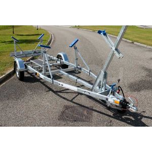 Enkelasser kielboottrailer Kalf Basic 1300-57 afmeting 620x210cm met een bruto laadvermogen van 1350kg (980 netto)