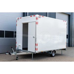 Blyss schaftwagen Compact, zonder inrichting, voorzien van elektra, 370x210x230cm (lxbxh) bruto 1350kg (615kg netto), wanden 24mm sandwich, 1 deur boven dissel, 195/50R10 banden, enkelas geremd