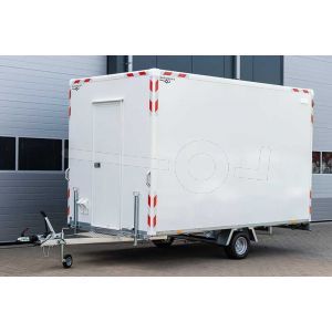 Blyss schaftwagen Comfort, met inrichting, voorzien van elektra, 370x210x230cm (lxbxh) bruto 1350kg (510kg netto), wanden 24mm sandwich, 1 deur boven dissel, 195/50R10 banden, enkelas geremd