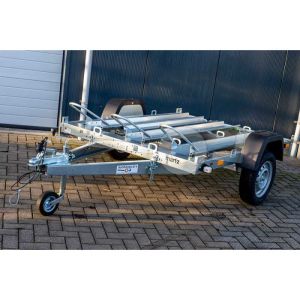 Motortrailer Martz voor 3 motoren, Open laadvloer, Lxb 205x155cm, Bruto 750kg bruto (602kg netto), Drie rijgoten met &eacute;&eacute;n oprijplaat, Banden 155/70R13, Enkelas ongeremd