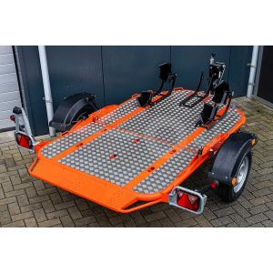 Cochet Uno verlaagbare motortrailer opvouwbaar met traanplaat laadvloer en oranje chassis                                                                                                                                                                      