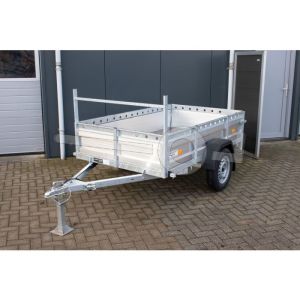 VDM aanhangwagen, Lxb 300x130cm. Bruto 750kg bruto (550kg netto). Laadvloerhoogte circa 54cm. Aluminium borden met railing en voorrek. Banden 13". Enkelas ongeremd