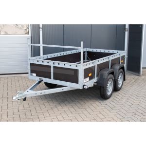 VDM aanhangwagen, Lxb 258x150cm. Bruto 750kg bruto (550kg netto). Laadvloerhoogte circa 54cm. Bruin betonplex borden met railing en voorrek. Banden 13". Tandemas ongeremd