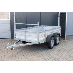 VDM aanhangwagen, Lxb 300x130cm. Bruto 750kg bruto (540kg netto). Laadvloerhoogte circa 54cm. Aluminium borden met railing en voorrek. Banden 13". Tandemas ongeremd