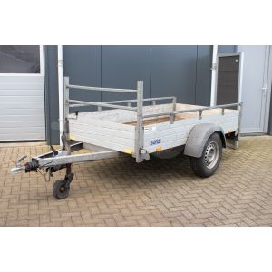 Saris aanhangwagen, afmeting 255x133cm, bruto laadvermogen 1350kg (netto 1090kg), enkelas geremd.