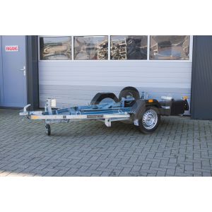 Motortrailer Blyss 165, kantelbaar voor 1 motor, totale afmeting 331x165cm, Bruto 600kg (netto 415kg), Gesloten laadvloer met rijgoot voorzien van oprijklep, Enkelas ongeremd, Banden 155/80R13