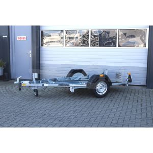 Motortrailer Blyss 150, kantelbaar voor 1 motor, totale afmeting 331x165cm, Bruto 500kg (netto 322kg), Gesloten laadvloer met rijgoot voorzien van oprijklep, Enkelas ongeremd, Banden 155/80R13