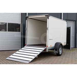 Enkelasser gesloten aahangwagen Humbaur HK 132513-15P ÜFW met oprijklep.