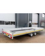 Achteraanzicht Eduard multitransporter 606x220cm 3500kg laadvloerhoogte 63cm met 30cm aluminium borden, lier en oprijplaten.