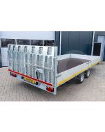 Kantelbare Eduard machinetransporter 606x220cm 3000kg laadvloerhoogte 63cm elektrische bediening 6022-4-AKB30-300-N-63 met 30cm borden en grote oprijklep aan de achterzijde