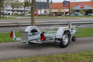 Motortrailer Blyss PSN4, kantelbaar voor 1 motor, totale afmeting 330x159cm, Bruto 400kg (netto 260kg), Open laadvloer met rijgoot voorzien van oprijklep, Enkelas ongeremd, Banden 155/80R13