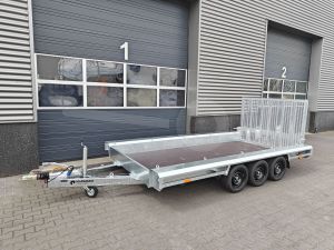 Vlemmix Machinetransporter, 400x180cm (lxb laadbak), bruto 3500kg (2660kg netto), banden 195/50R13, tridem (3 assen van 1350kg).