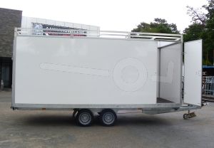Power Trailer gesloten plateau aanhangwagen (lxbxh) 457x200x200cm, model GEPLA NR.9, Bruto 2700kg, witte glad plywood panelen met polyester coating (ook wit dak), Tandemas geremd.