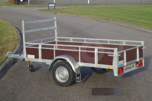 Aanhangwagen Twins Trailers, TA09H-E08, Lxb 257x132cm. Bruto 750kg bruto (562kg netto). Laadvloerhoogte circa 54cm. Bruin betonplex borden met railing en voorrek. Banden 13". Enkelas ongeremd