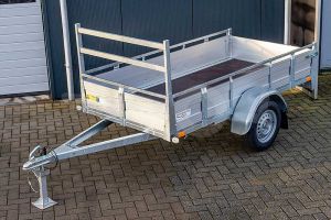 Aanhangwagen Twins Trailers, 307x157 (lxb bak), 750kg bruto (510 netto), laadvloerhoogte 54cm, aluminium borden met railing, banden 13", enkelas
