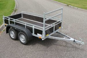 Twins Trailers aanhangwagen TA09H-D07, Lxb 225x132cm. Bruto 750kg bruto (525kg netto). Laadvloerhoogte circa 54cm. Bruin betonplex borden met railing en voorrek. Banden 13". Tandemas ongeremd