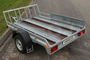 Motortrailer voor 1 tot 3 motoren 220x157 (lxb bak), 750kg bruto  ( 560 netto) laadvloerhoogte 54cm, vlakke vloer met railing, banden 13", enkelas