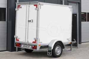 Twins Trailers gesloten aanhangwagen, afmeting 200x132x150 cm, met twee achterdeuren, ongeremde enkelasser, bruto laadvermogen 750kg.