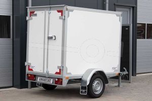 Twins Trailers enkelas gesloten aanhangwagen, afmeting 257x132x180 cm, met twee achterdeuren, bruto laadvermogen 1350kg.