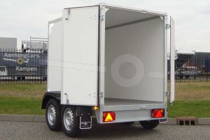 Gesloten aanhangwagen tandemas, afmeting 257x132x150 cm, merk Twins Trailers, met twee achterdeuren, bruto laadvermogen 2000kg.