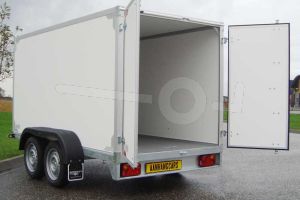 Twins Trailers tandemas gesloten aanhangwagen, afmeting 257x132x180 cm, met twee achterdeuren, bruto laadvermogen 2000kg.