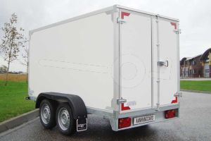 Tandemas gesloten aanhangwagen, Twins Trailers, afmeting 257x132x180 cm, bruto laadvermogen 2700kg, witte plywood wanden met 2 achterdeuren