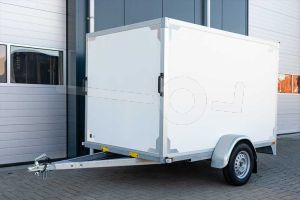 Gesloten aanhangwagen ongeremde enkelasser, merk Twins Trailers, afmeting 257x157x150 cm, met twee achterdeuren, bruto laadvermogen 750kg.