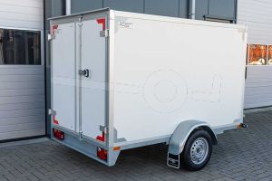 Gesloten aanhangwagen enkelas Twins Trailers, afmeting 257x157x180 cm, bruto laadvermogen 1350kg, witte plywood wanden met 2 achterdeuren.