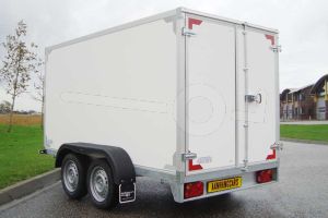 Gesloten aanhangwagen met twee achterdeuren, tandemas, merk Twins Trailers, afmeting 307x157x180 cm, bruto laadvermogen 2700kg.