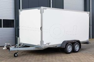 Gesloten aanhangwagen Twins Trailers tandemas met twee achterdeuren, afmeting 407x187x180 cm, bruto laadvermogen 2000kg.