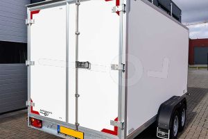 Twins Trailers gesloten aanhangwagen tandemas met twee achterdeuren, afmeting 407x187x210cm, bruto laadvermogen 2700kg.