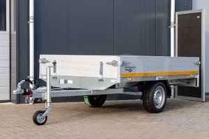 Eduard plateauwagen 2014-3-PB30-135-63, geremde enkelasser, afmeting 200x145cm, bruto 1350kg, laadvloerhoogte 63cm.