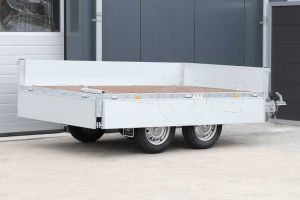 Geopende borden van de laadbak op een Eduard plateauwagen afmeting 260x150cm met 40cm borden, bruto laadvermogen 750kg ongeremd, laadvloerhoogte 63cm