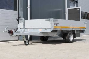 Voorzijde van een Eduard enkelas plateauwagen afmeting 260x150cm met 30cm borden, bruto laadvermogen 1350kg, laadvloerhoogte 56cm