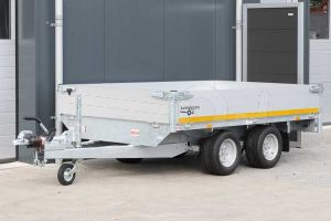Tandemas plateauwagen Eduard afmeting 260x150cm met 30cm aluminium borden, bruto laadvermogen 2000kg, laadvloerhoogte 56cm