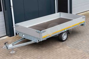 Ongeremde enkelasser Eduard plateauwagen 3116-1-PB30-075-72. Laadbak 310x160 cm met 30 cm aluminium borden. Laadvloerhoogte 72 cm op 155R13 banden.