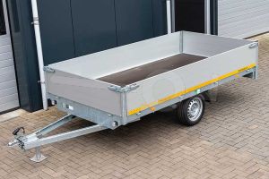 Zijaanzicht Eduard enkelasser plateauwagen type 3116-1-PB40-075-72. Laadbak 310x160 cm met 40 cm hoge borden. Laadvloerhoogte 72 cm op 155R13 banden.