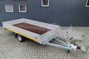 Eduard enkelas plateauwagen afmeting 310x160cm met 30cm hoge aluminium borden, bruto laadvermogen 1350kg en laadvloerhoogte 56cm.