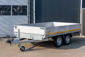 Plateauwagen Eduard tandemas met 30cm borden, afmeting 330x180cm, laadvloerhoogte 72cm en bruto laadvermogen 2000kg, vooraanzicht