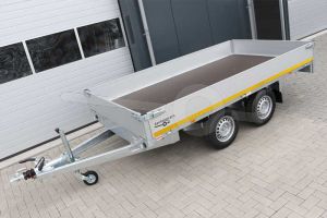 Eduard plateauwagen met borden, afmeting 330x180cm, laadvloerhoogte 72cm, bruto laadvermogen 2500kg.