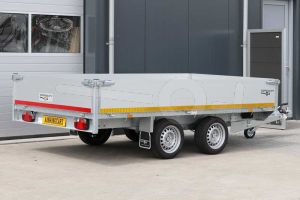 Achteraanzicht van een Eduard plateauwagen met 40cm borden, afmeting 330x180cm, laadvloerhoogte 63cm, bruto laadvermogen 3000kg.