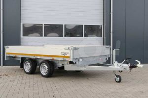 Eduard 330x180cm tandemas plateauwagen met 30cm borden. Laadvloerhoogte 63cm. Bruto laadvermogen 3500kg.