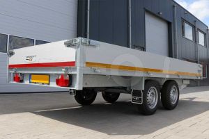 Geremde tandemasser Eduard plateauwagen 4018-4-PB30-200-72, afmeting 406x180cm met 30cm borden, bruto laadvermogen 2000kg, laadvloerhoogte 72cm met 155R13 banden.