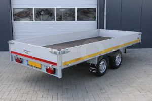 Plateauwagen Eduard met 30cm hoge borden. Afmeting 406x200cm. Laadvloerhoogte 72cm. Bruto laadvermogen 2700kg. 