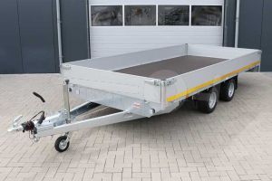 Plateauwagen Eduard Trailers met 30cm borden, laadvloerhoogte 56cm en bruto laadvermogen 3000kg.