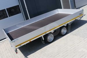 Plateauwagen Eduard 406x220cm met 30cm borden, laadvloerhoogte 63cm en een bruto laadvermogen van 3500kg.